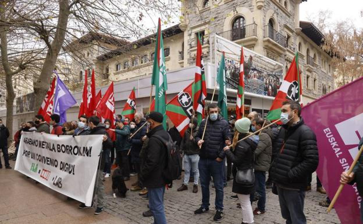 Concentración frente a la sede de la patronal alavesa el pasado diciembre. 