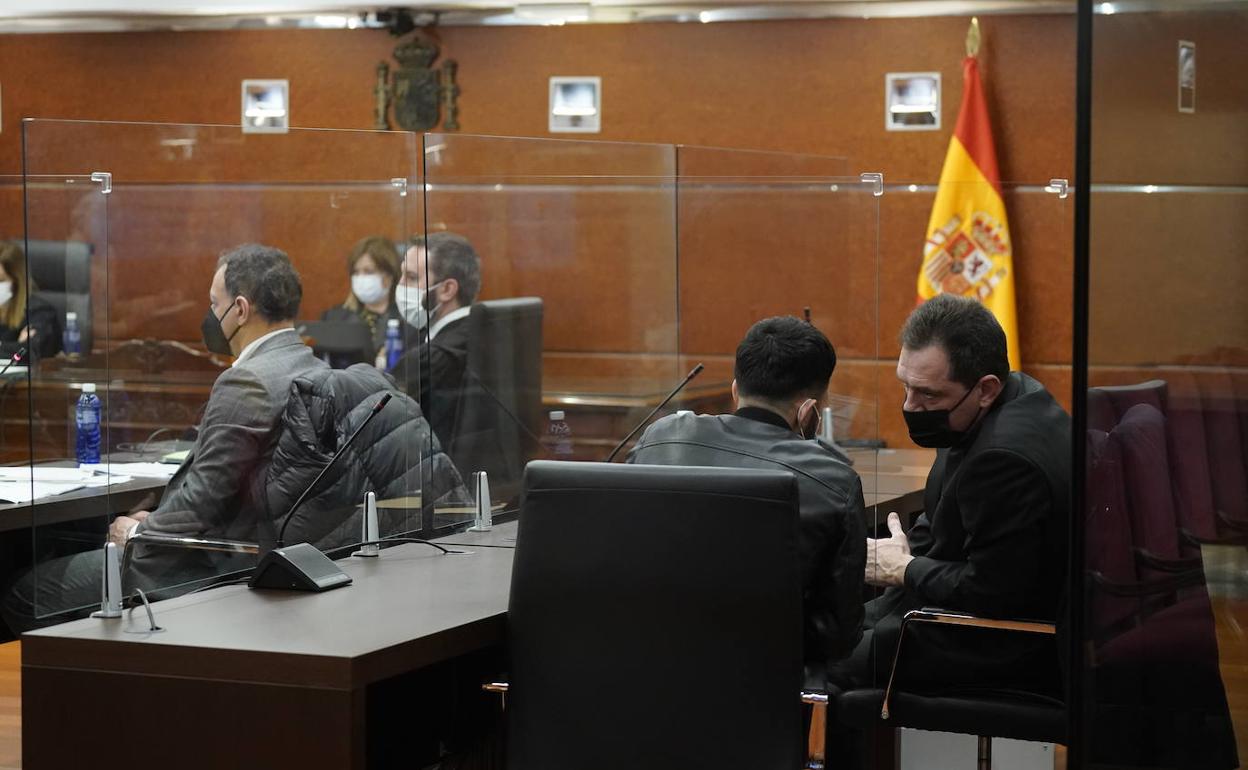 El acusado, Zakaria A., conversa con su abogado en los prolegómenos del juicio en la Audiencia Provincial de Álava. 