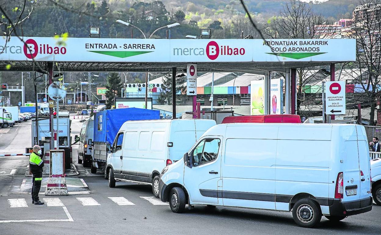 Furgonetas hacen cola para entrar en las instalaciones de Mercabilbao. 