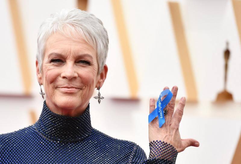 La actriz Jamie Lee Curtis lleva a modo de anillo un lazo en apoyo de los refugiados de Ucrania que se repartía en la alfombra.
