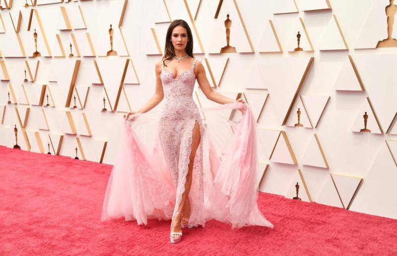 La actriz británica Lily James, con un vestido de Atelier Versace.