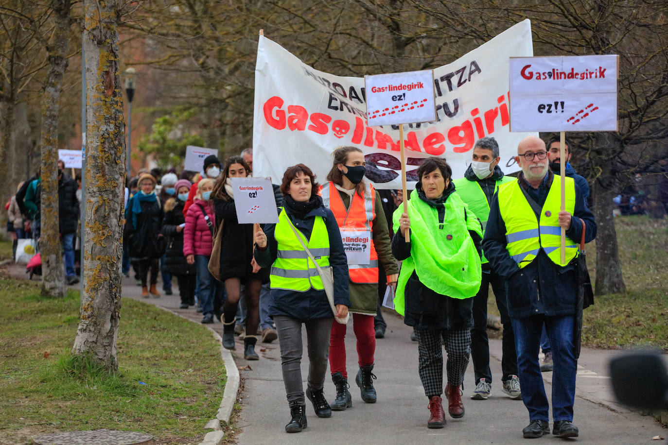 Protesta de los vecinos de Adurza el pasado febrero contra la instalación de una nueva gasolinera en su barrio.