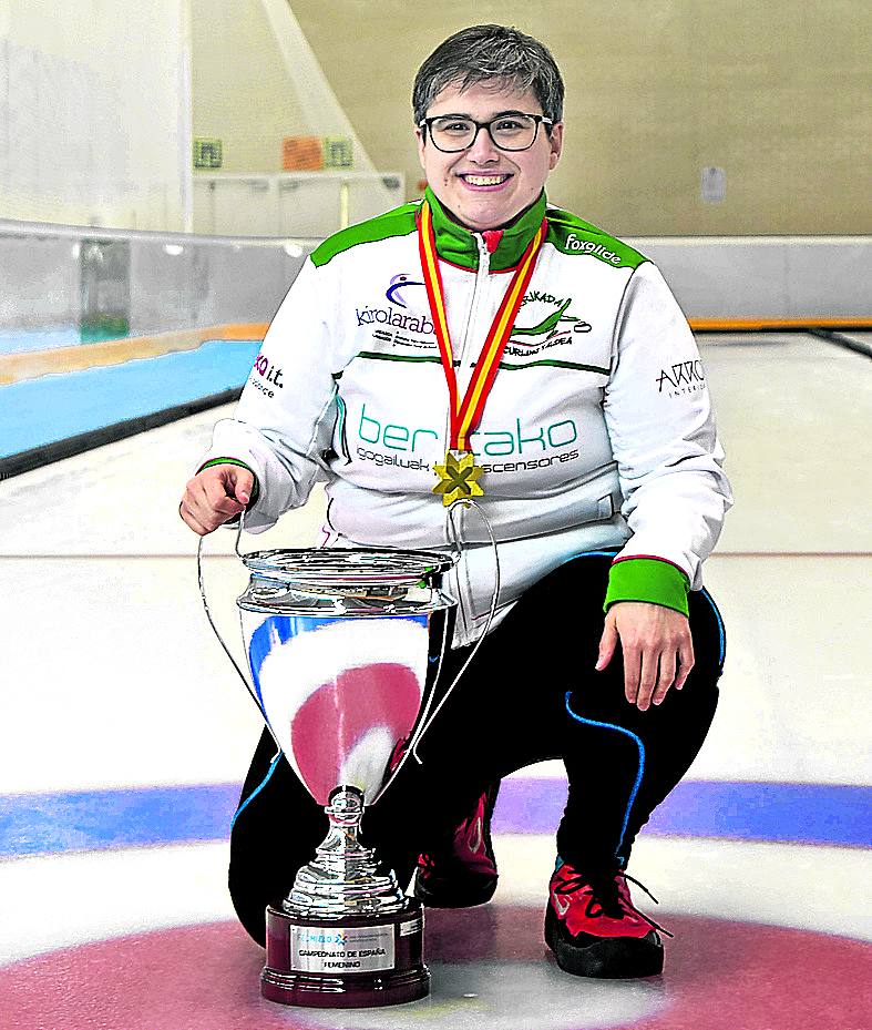 Oihane Ruiz, con la copa que acredita al Harrikada como campeón.
