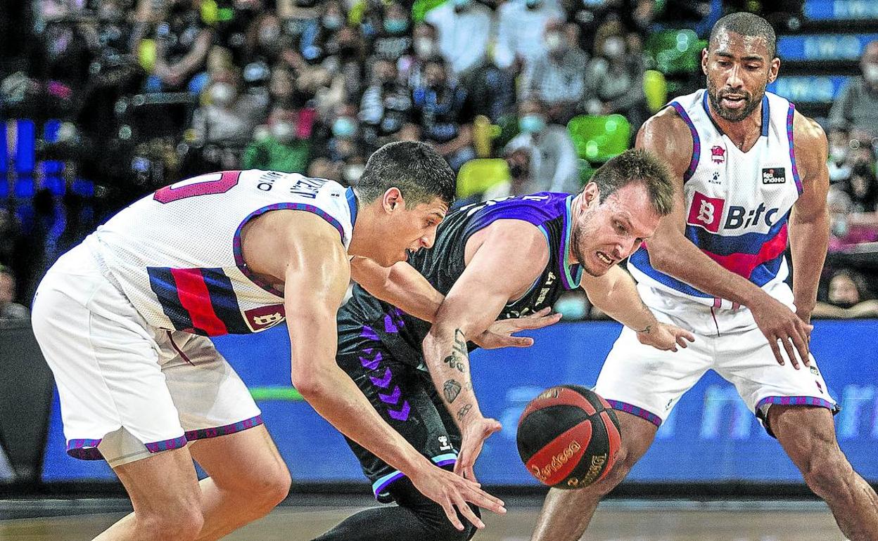 Simone Fontecchio y Rafa Luz pugnan por la pelota en presencia del estelar Jayson Granger durante el incontestable triunfo azulgrana en Miribilla. 