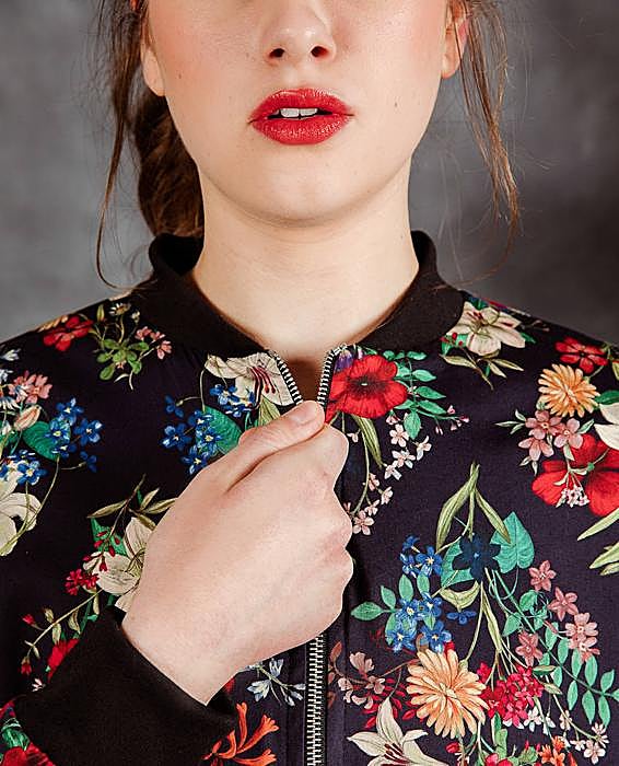 Una modelo posa con la 'bomber' de verano estampada.