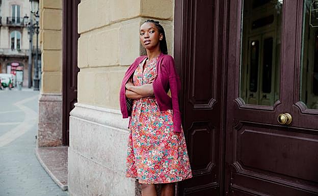 Vestido de estampado floral con botones de bambú y rebeca granate de hilo de algodón egipcio.
