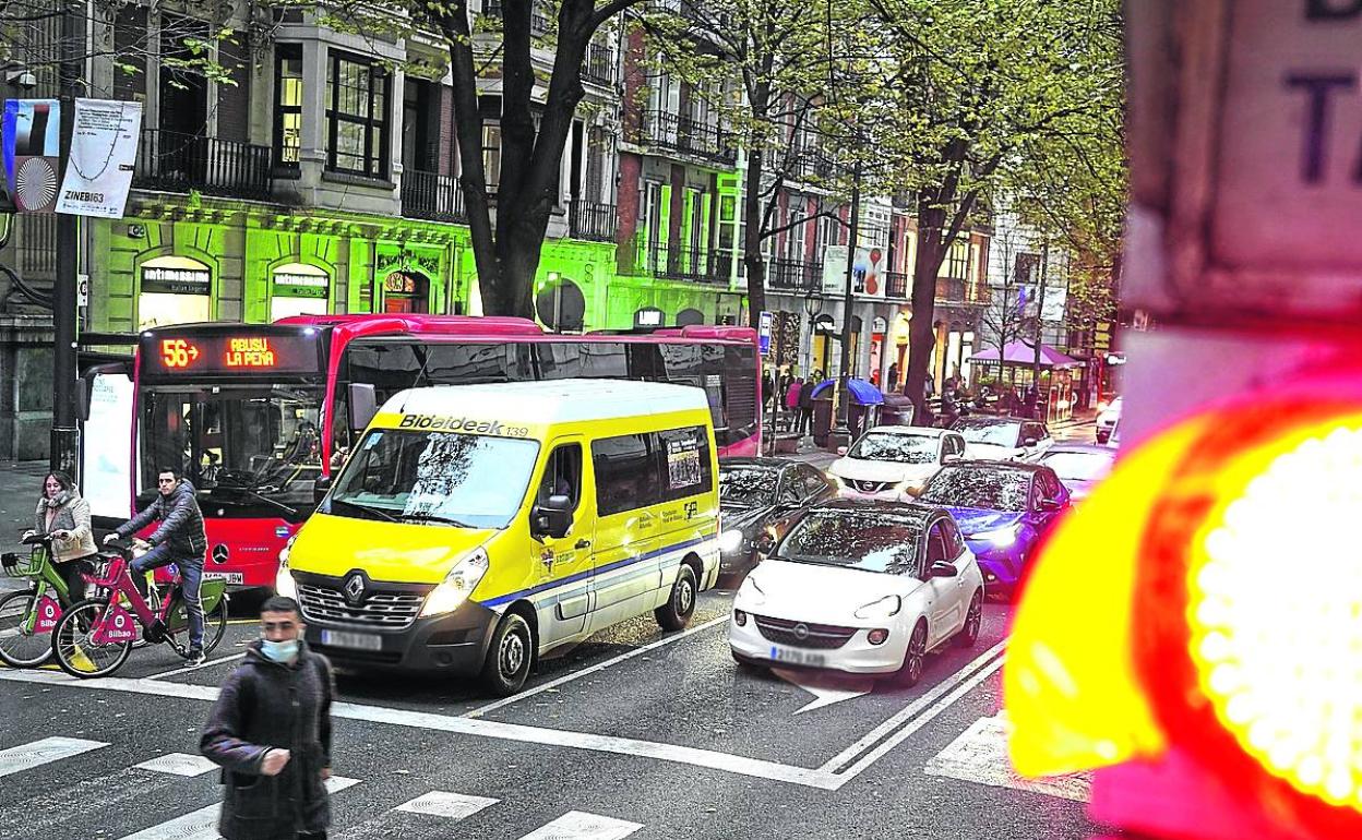 La futura norma impulsa los desplazamientos urbanos «a pie, en bicicleta o en transporte público». 