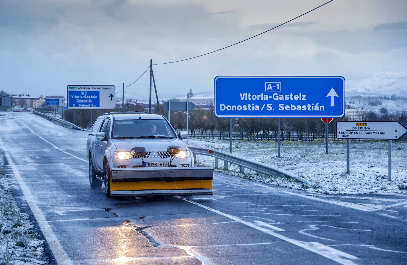 Un vehículo adaptado para retirar nieve de las carreteras circula por Opakua.