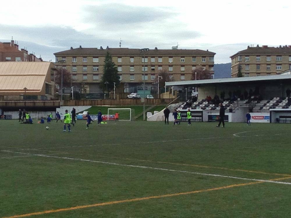 El césped del campo de fútbol se renovará en el descanso de las competiciones. 