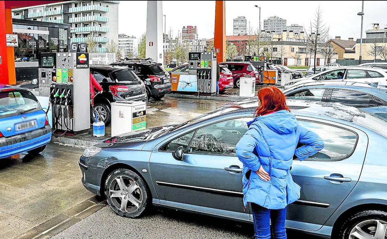 El fallo en el sistema informático redujo la frenética actividad en las gasolineras del grupo Repsol, como en esta de Salburua donde varios conductores esperan su turno para poder repostar.