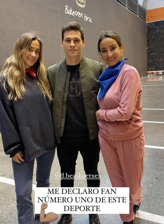 María Pombo y su hermana Lucía con el pelotari Diego Beascoechea.