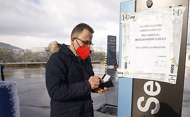 La estación de servicio de Subillabide avisa en un letrero del fallo informático que les impide aplicar la bonificación. 