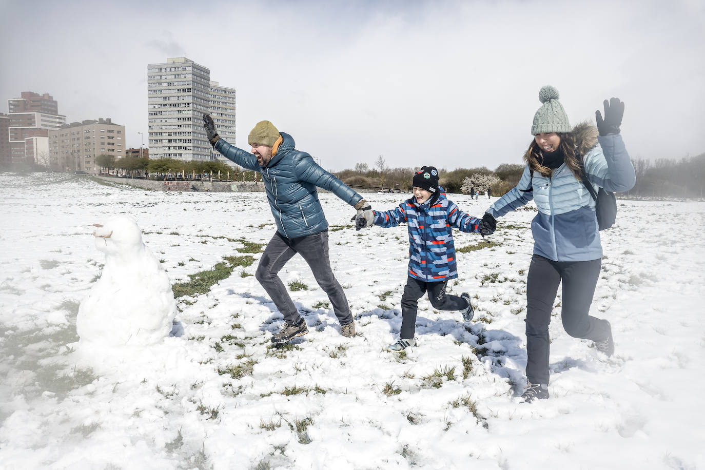 Fotos: Los vitorianos disfrutan de la nieve en los parques de Salburua y Zabalgana