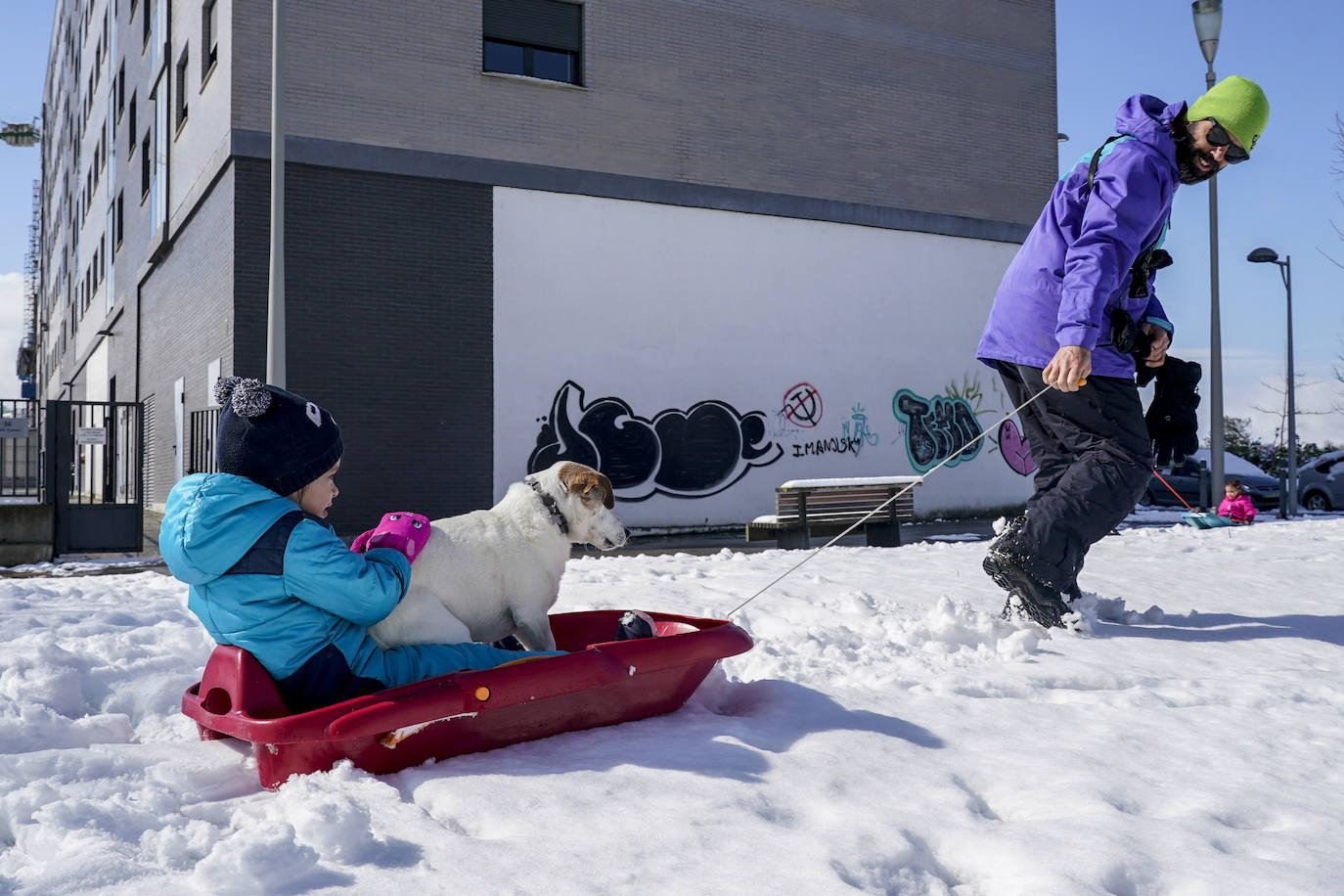 Fotos: Los vitorianos disfrutan de la nieve en los parques de Salburua y Zabalgana