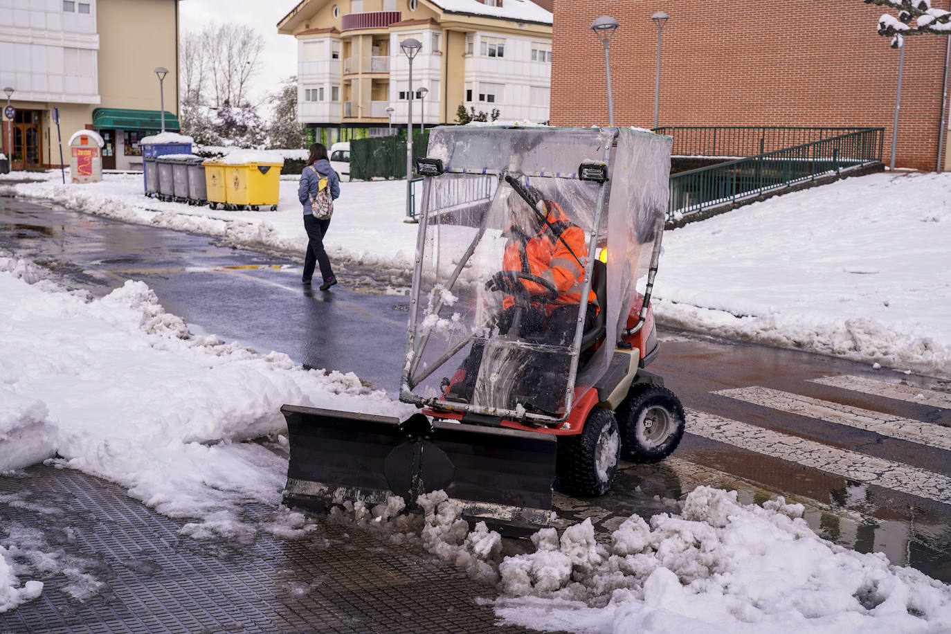 Fotos: Los vitorianos disfrutan de la nieve en los parques de Salburua y Zabalgana