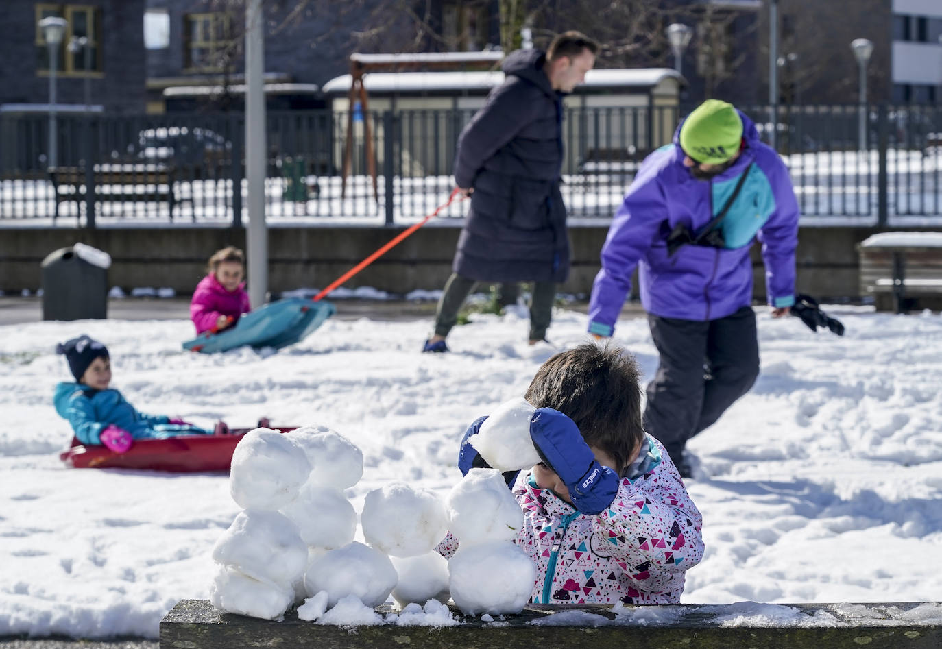 Fotos: Los vitorianos disfrutan de la nieve en los parques de Salburua y Zabalgana