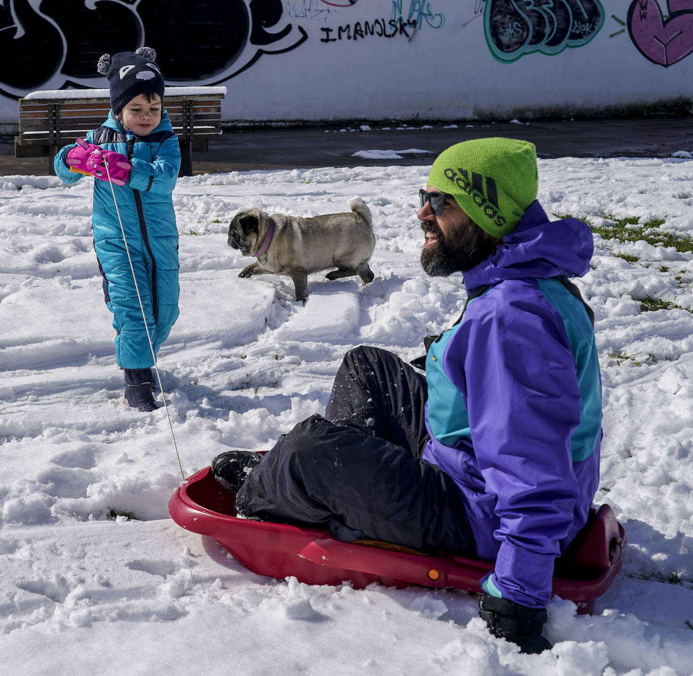 Fotos: Los vitorianos disfrutan de la nieve en los parques de Salburua y Zabalgana