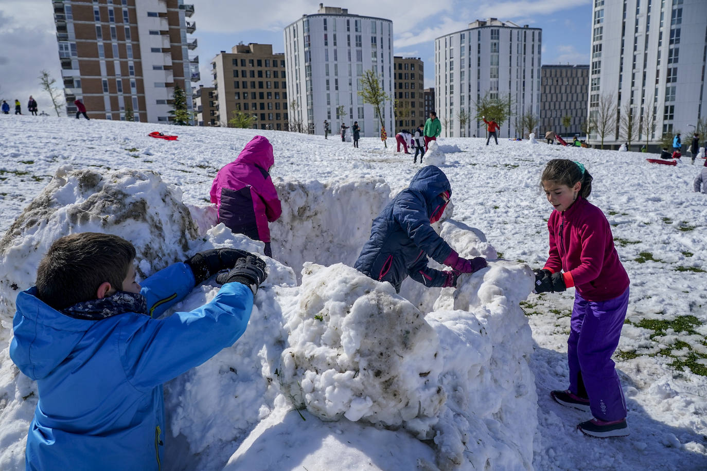 Fotos: Los vitorianos disfrutan de la nieve en los parques de Salburua y Zabalgana