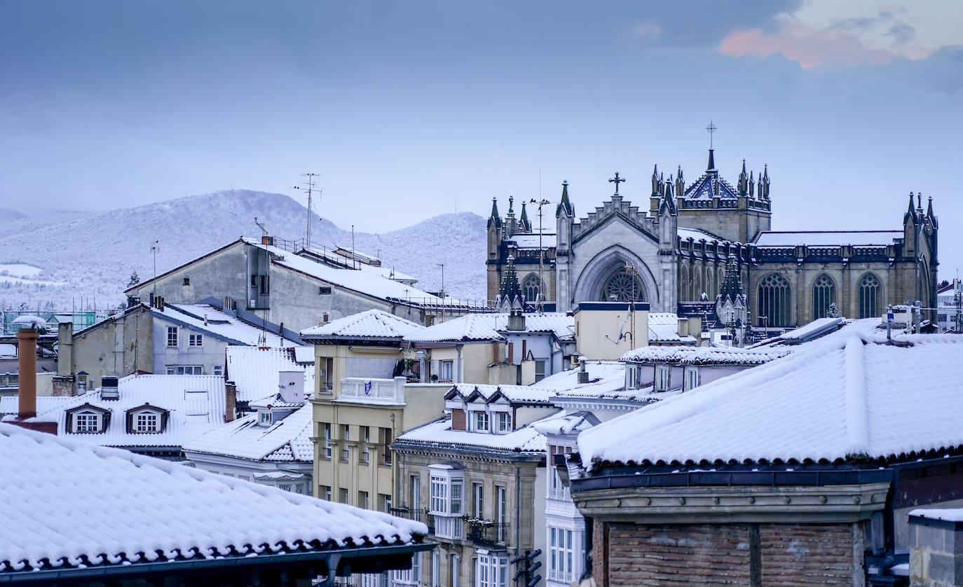 Fotos: El temporal de nieve sorprende a Vitoria y Álava en primavera