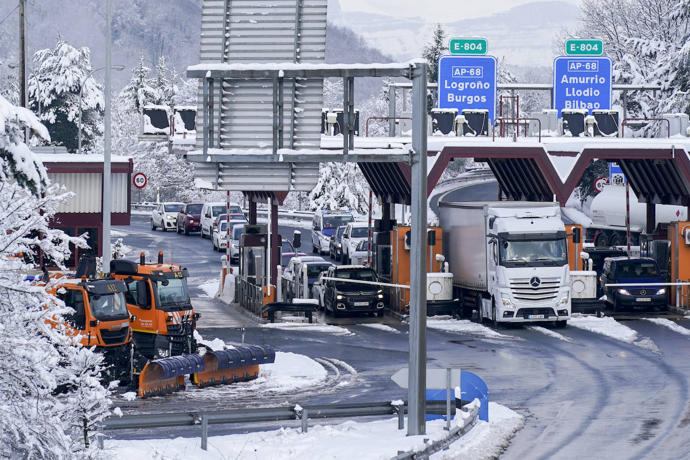 Fotos: El temporal de nieve sorprende a Vitoria y Álava en primavera