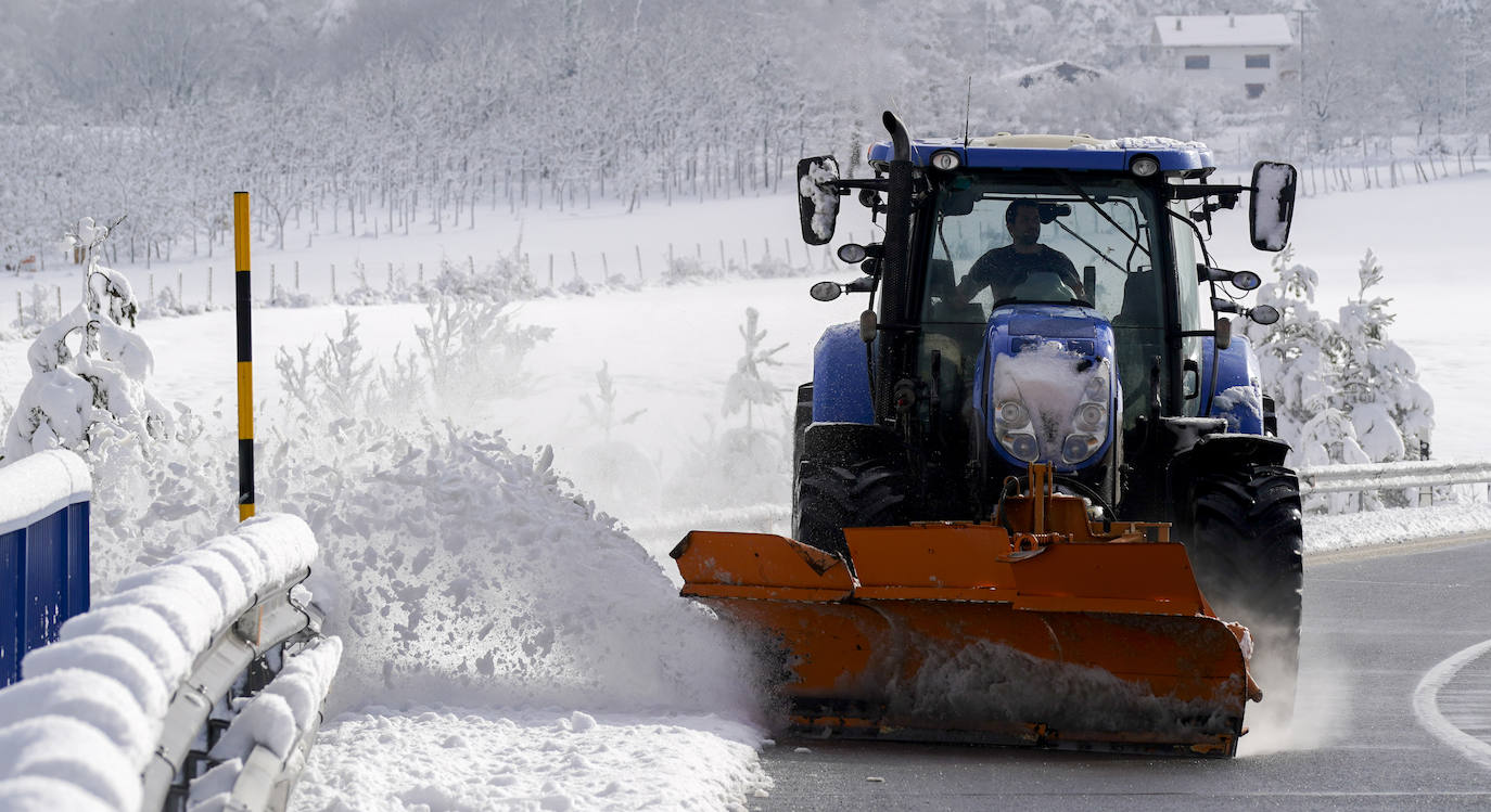 Fotos: El temporal de nieve sorprende a Vitoria y Álava en primavera