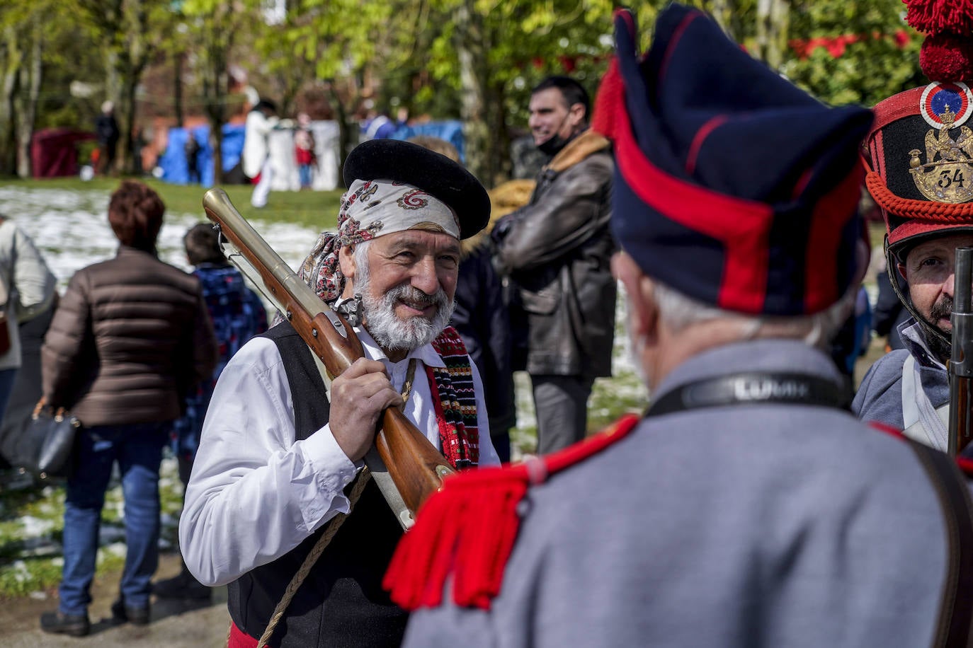 Un guerrillero español conversa con un soldado en el nevado parque vitoriano.