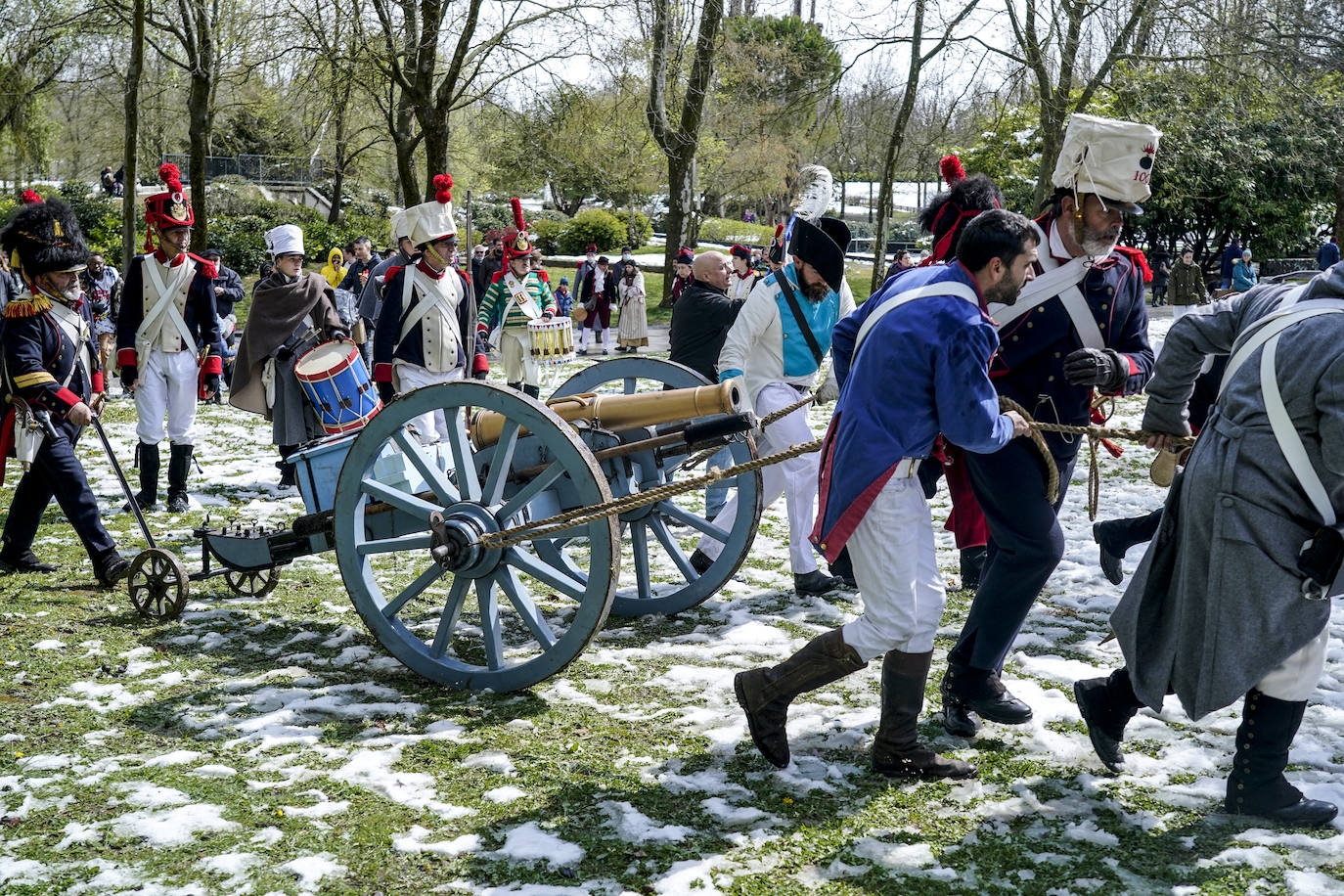 Las tropas llevan el cañón al punto de lanzamiento de espectaculares salvas. 