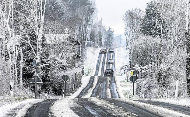 La nieve obligó a circular con precaución por la red viaria alavesa en puntos como el puerto de Altube. 