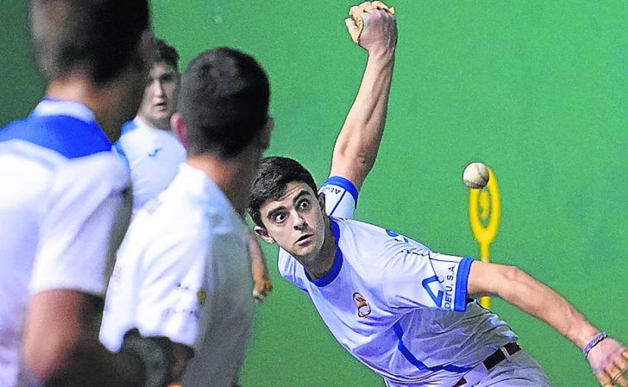 Morgaetxebarria se coloca para soltar al derecha.