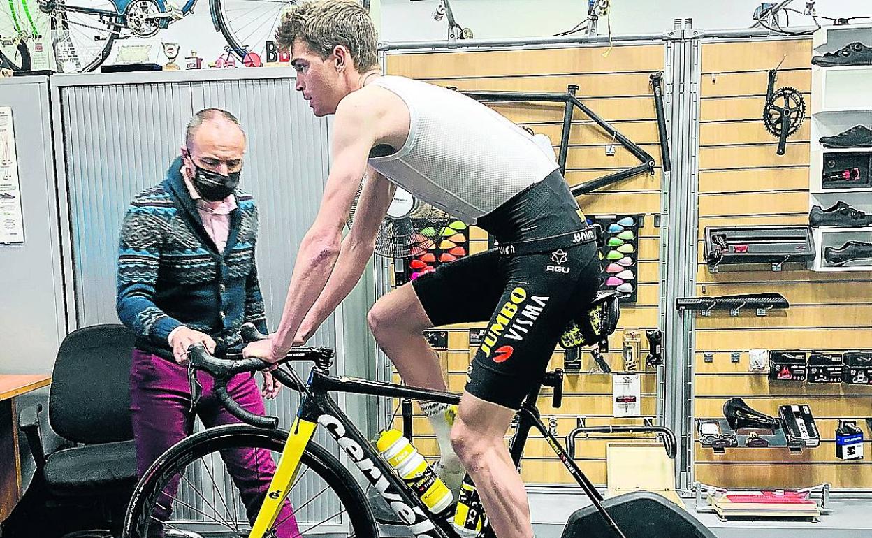 Sepp Kuss y Jon Iriberri, durante una de las pruebas en el centro de Miribilla. 