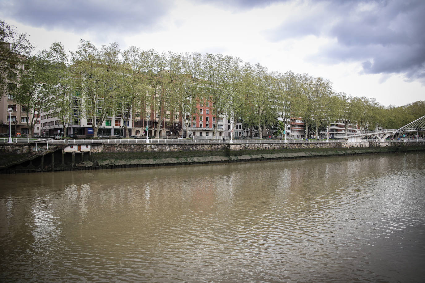 Fotos: La misteriosa caseta sobre la ría de Bilbao cuyos geranios nunca se marchitan