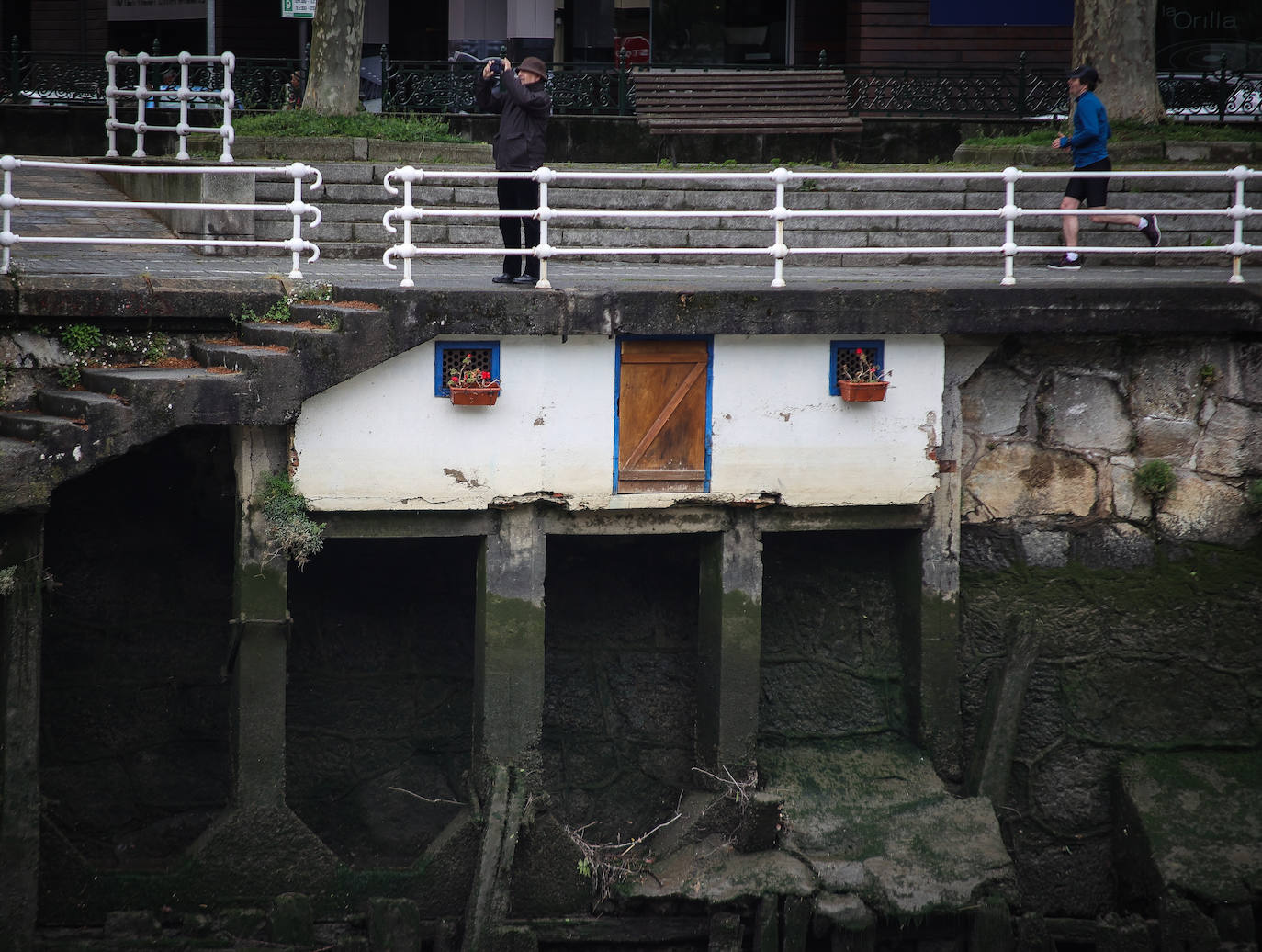 Fotos: La misteriosa caseta sobre la ría de Bilbao cuyos geranios nunca se marchitan