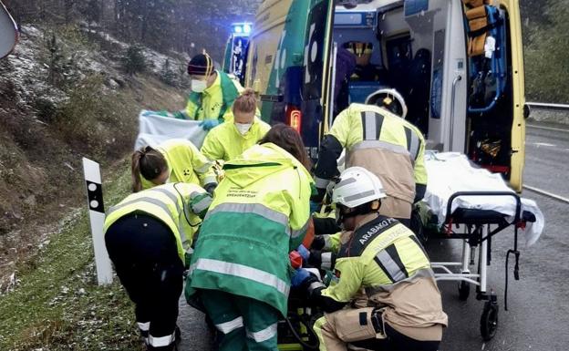 Los servicios de emergencia atienden a la persona herida en Amurrio.