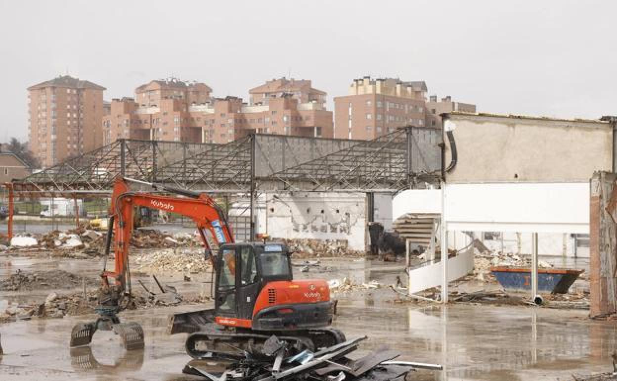 Obras de derribo del antiguo concesionario Citroen de Salburua. 