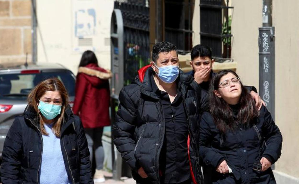 Los padres de la pequeña Erika, desolados, acuden a la capilla ardiente..
