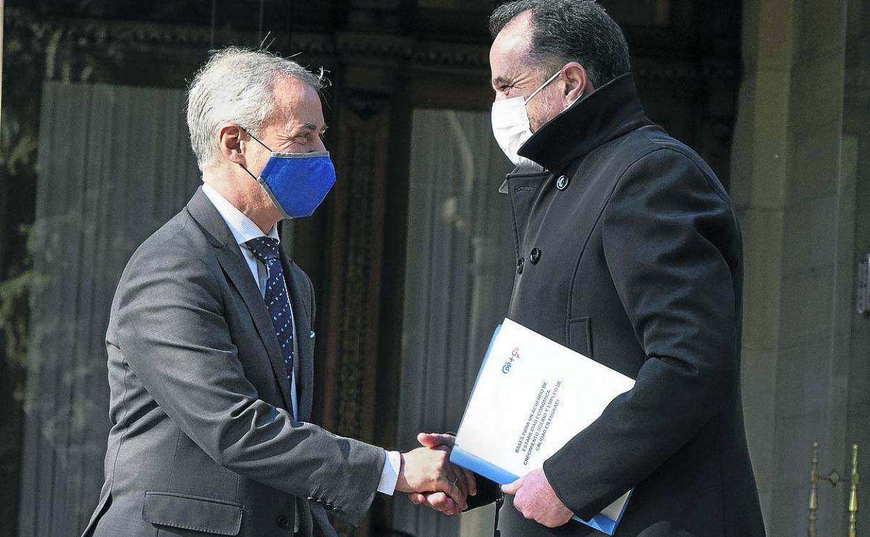 Iñigo Urkullu y Carlos Iturgaiz se reunieron ayer en el Palacio de Ajuria Enea. 