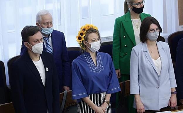 Helga Pigorova, la opositora rusa que protesta con una diadema de girasoles en el pelo