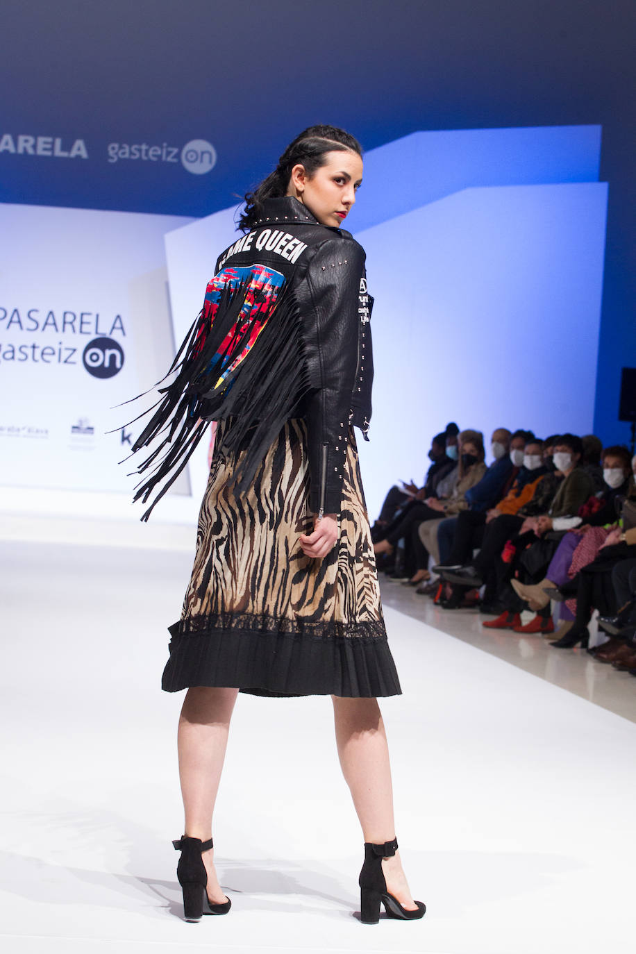 Leopardo y biker con flecos, una combinación solo para las más atrevidas