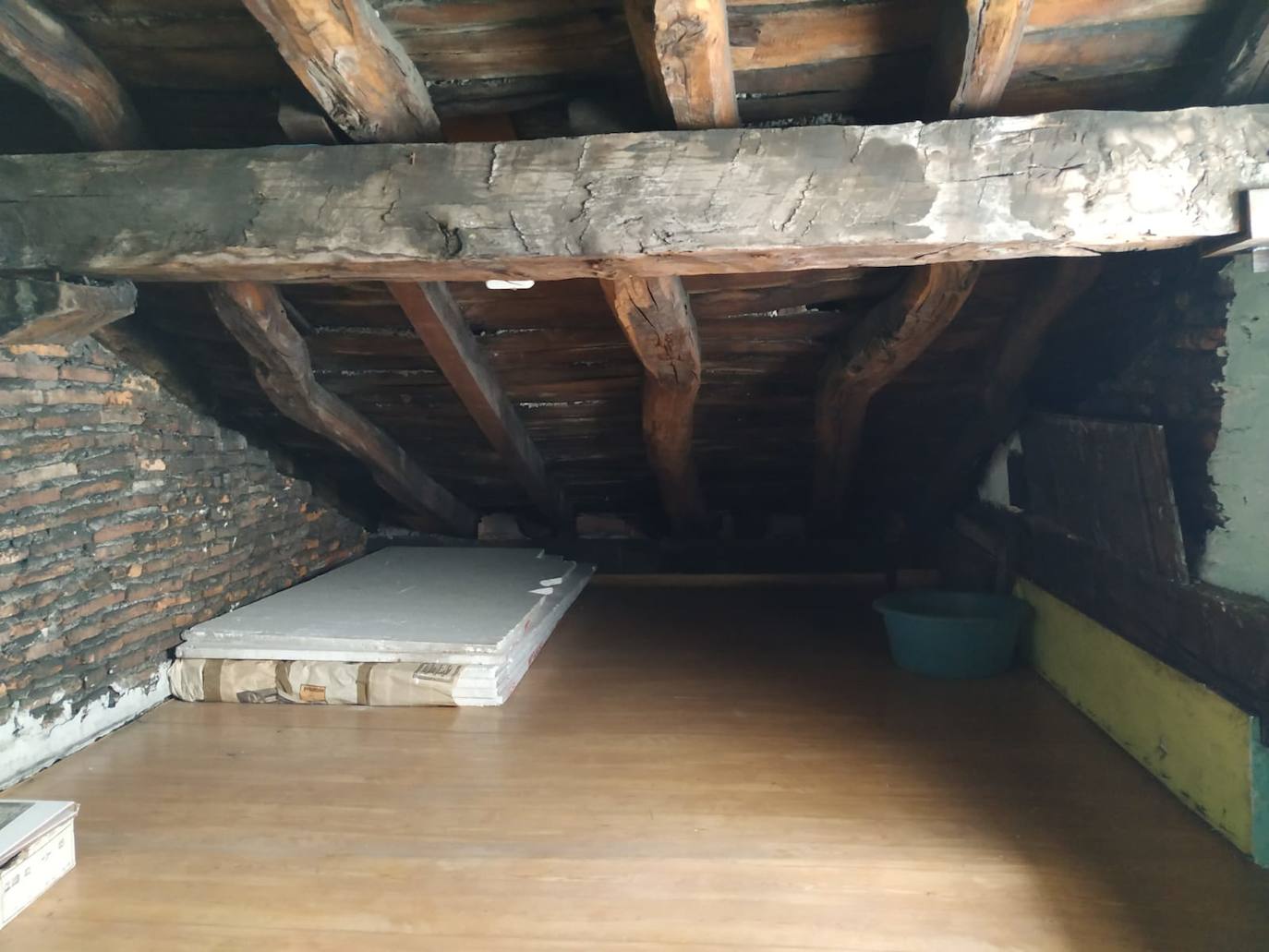 Fotos: Este piso antiguo de Bilbao se ha convertido en un impresionante dúplex minimalista