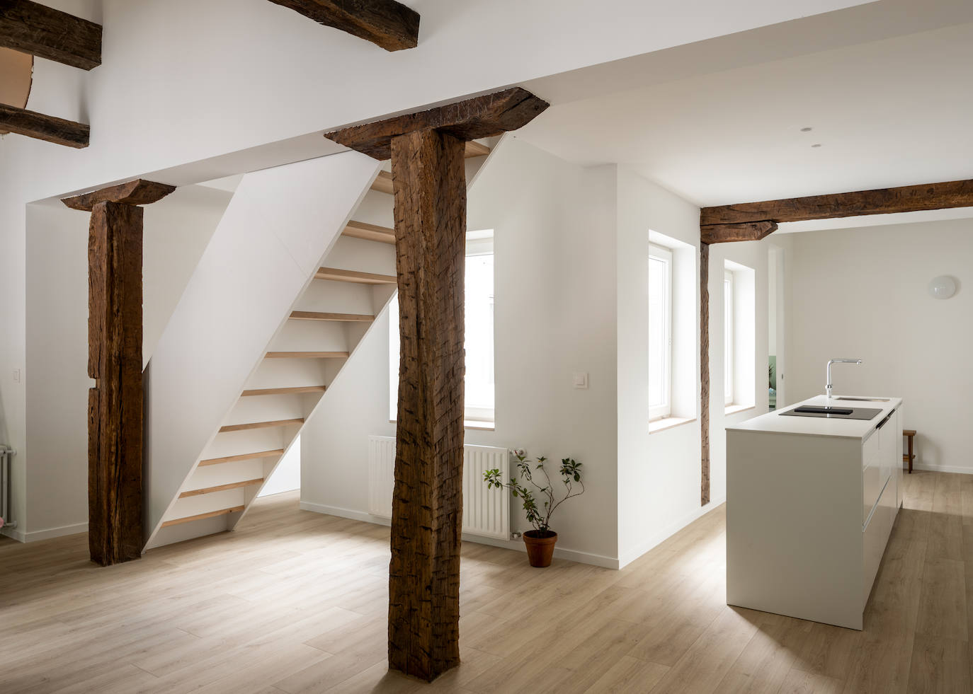 Fotos: Este piso antiguo de Bilbao se ha convertido en un impresionante dúplex minimalista