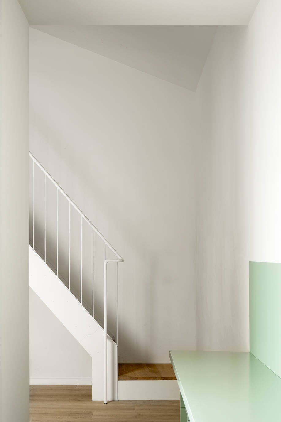 Fotos: Este piso antiguo de Bilbao se ha convertido en un impresionante dúplex minimalista