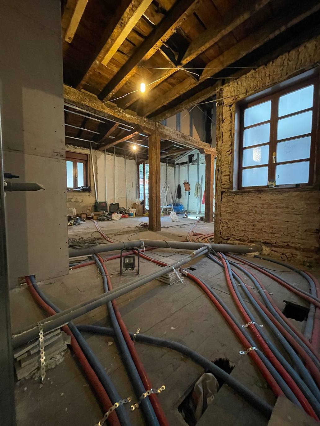 Fotos: Este piso antiguo de Bilbao se ha convertido en un impresionante dúplex minimalista