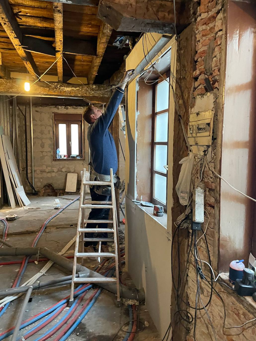 Fotos: Este piso antiguo de Bilbao se ha convertido en un impresionante dúplex minimalista