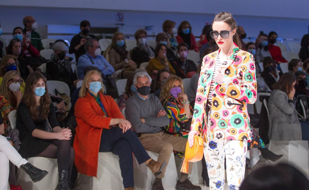 Una de las coloridas propuestas sobre la Pasarela Gasteiz On.