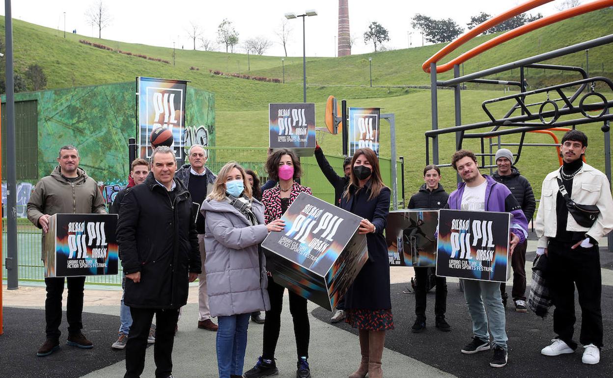 Alberto Larrucea, Iratxe Erroteta y Lorea Bilbao presentan el festival acompañados de artistas y deportistas. 