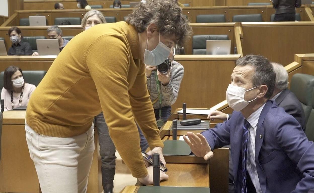 El consejero de Educación, Jokin Bildarratz, charla con el líder del PSOE, Eneko Andueza. 