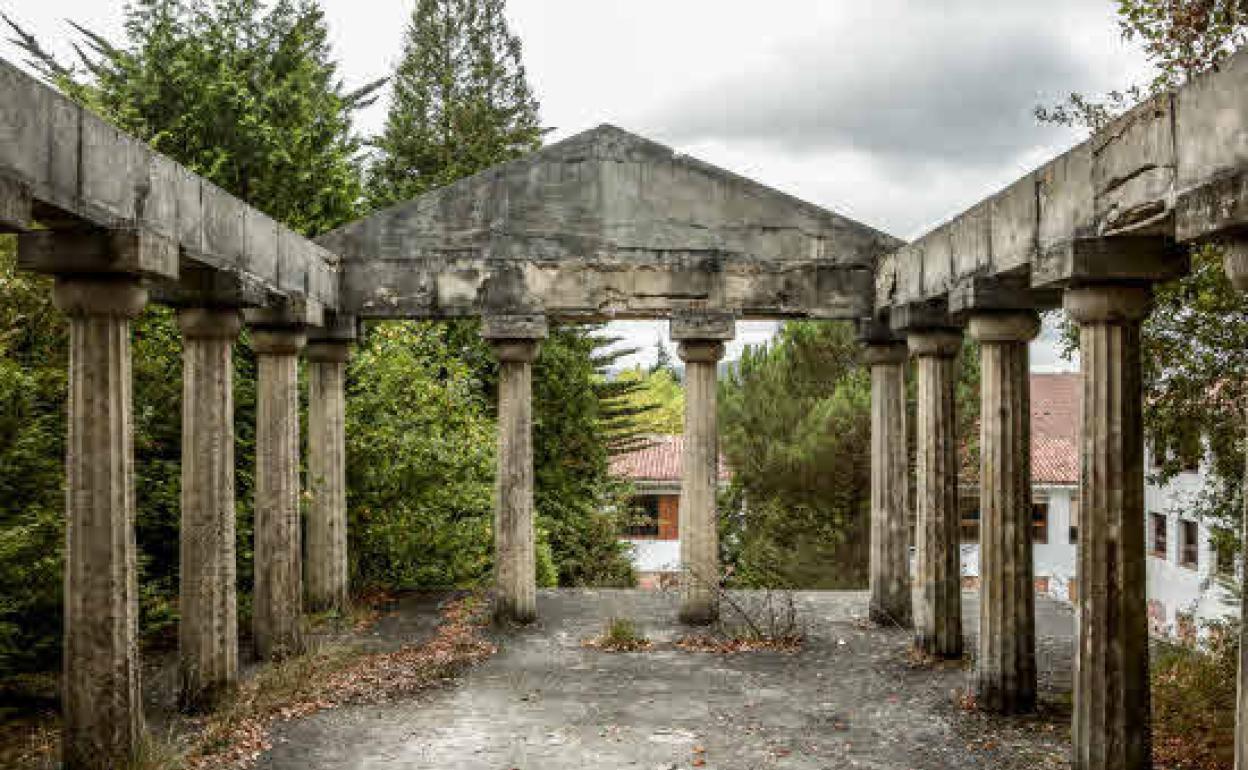 Instalaciones en ruinas en el antiguo colegio Izarra, ubicado en el municipio de Urkabustaiz.