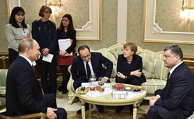 El presidente ruso Vladimir Putin frente al entonces presidente ucraniano Petro Poroshenko, ante la mirada del presidente francés Francois Hollande y la canciller alemana Angela Merkel, en las negociaciones de paz de Minsk en 2015. 