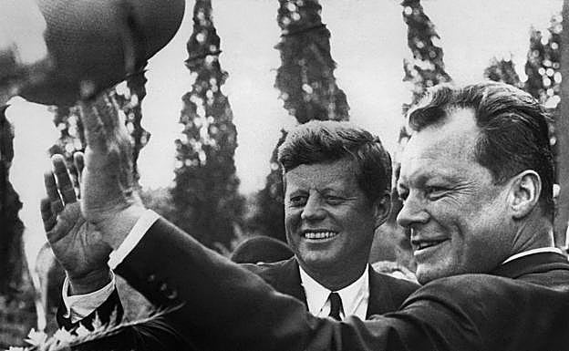 Brant con Kennedy cuando era alcalde de Berlín en la visita del presidente de EE UU a Alemania. 