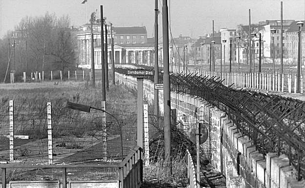 Construcción del muro de Berlín. 